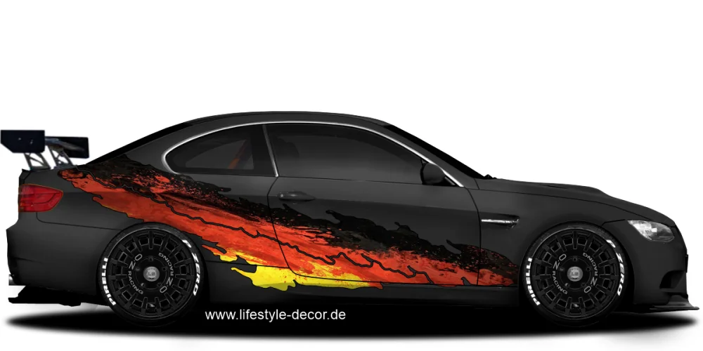 Autoaufkleber Deutschland Flagge auf Fahrzeugseite von dunklem Auto