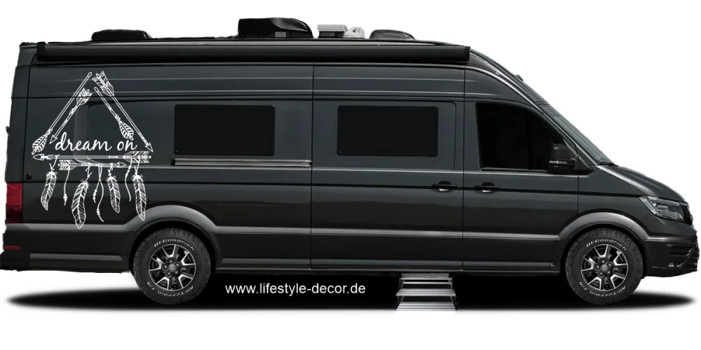 Text Dream on mit Federn als Autoaufkleber auf dunklem Camper - Ansicht Farbauswahl
