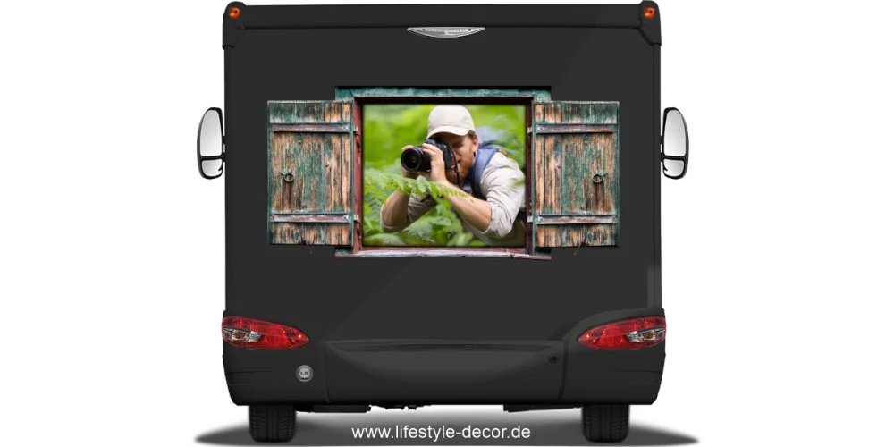 Autoaufkleber Eigenes Foto mit Fensterklappladen auf dunklem Wohnmobilheck Autoaufkleber Eigenes Foto mit Fensterklappladen auf dunklem Wohnmobilheck