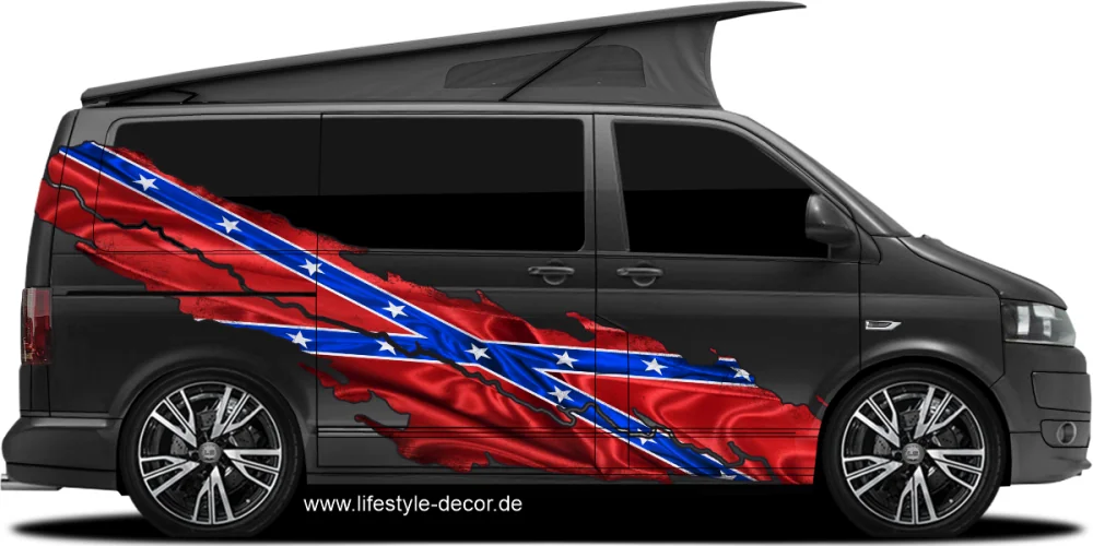 Flagge der Konföderierten Staaten von Amerika auf Fahrzeugseite von dunklem Campervan