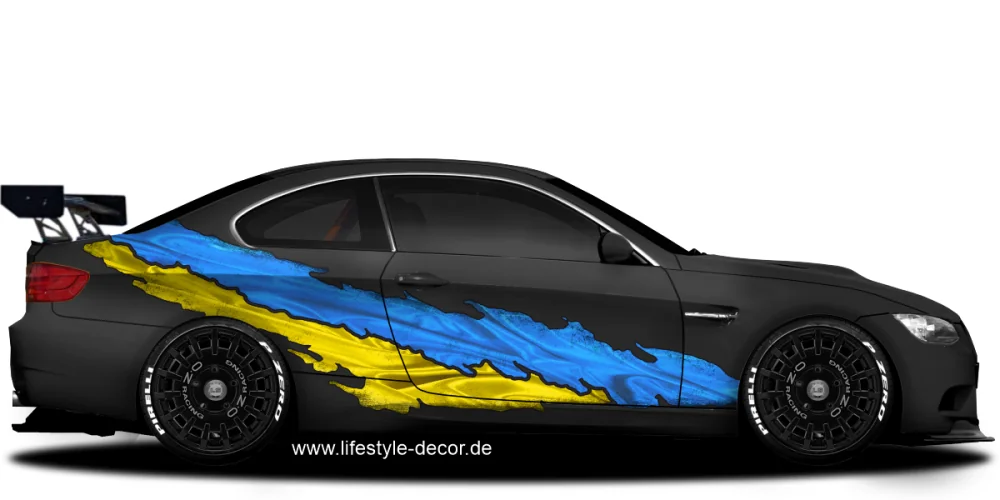 autoaufkleber-flagge-ukraine auf Fahrzeugseite von dunklem Auto