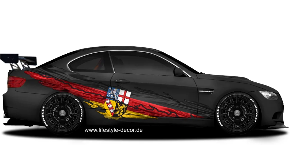Autoaufkleber Flagge vom Saarland auf Fahrzeugseite von dunklem Auto
