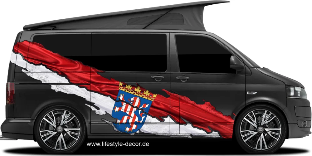 Autoaufkleber Flagge von Hessen auf Fahrzeugseite von dunklem Campervan