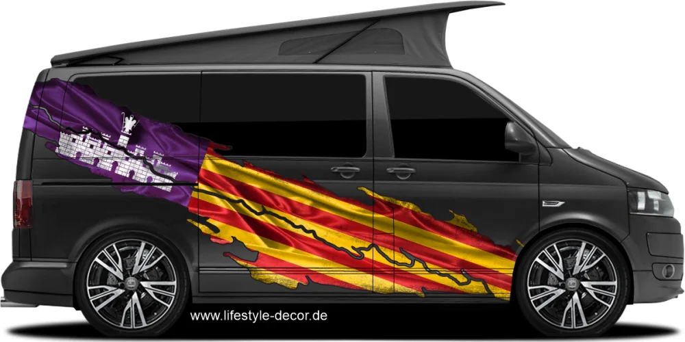 Autoaufkleber Flagge von Mallorca auf Fahrzeugseite von dunklem Campervan