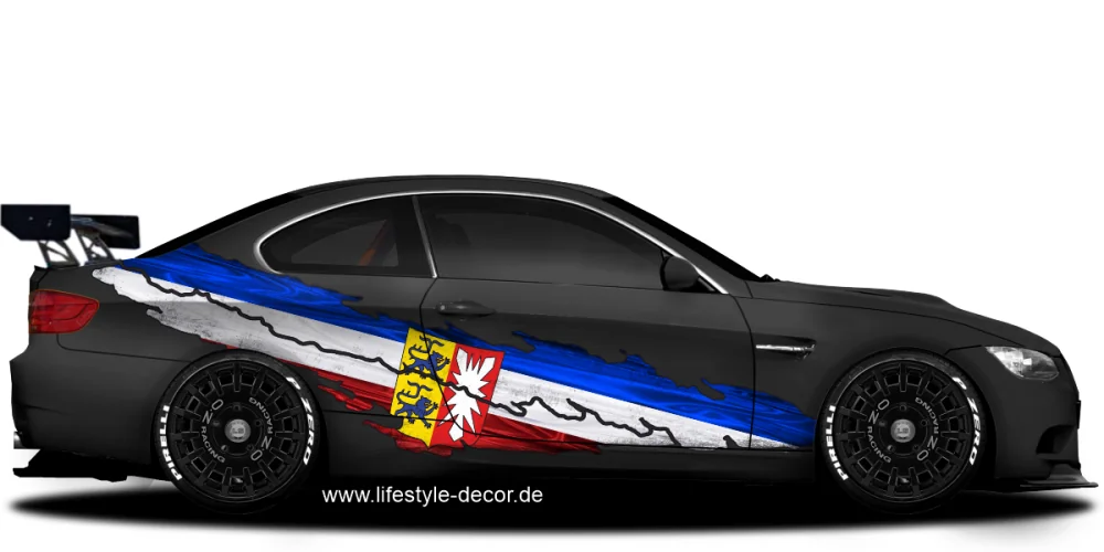 Autoaufkleber die Fahne von Schleswig-Holstein auf Fahrzeugseite von dunklem Auto