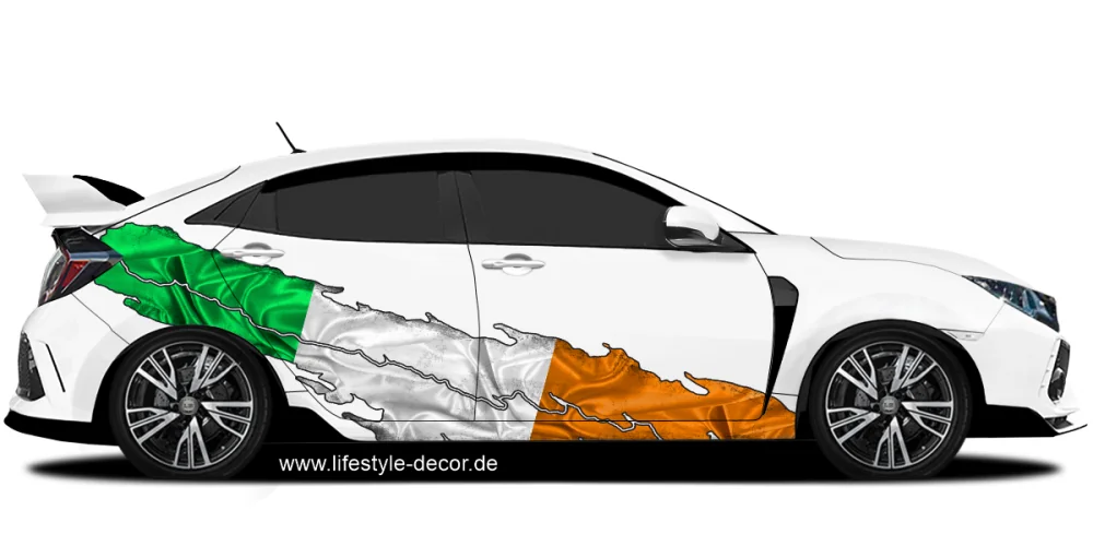 Autoaufkleber Irische Flagge auf Fahrzeugseite von hellem Auto