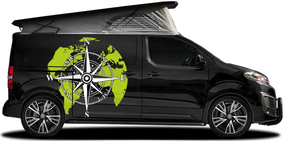 er Autoaufkleber Kompass mit Weltkarte auf dunklem Campervan