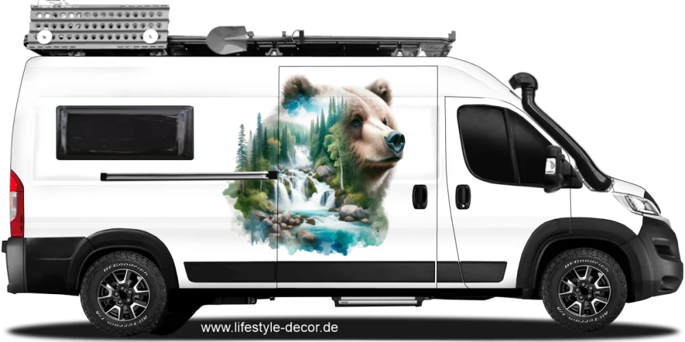 Autoaufkleber Landschaftsdesign Bär auf weißem Camper
