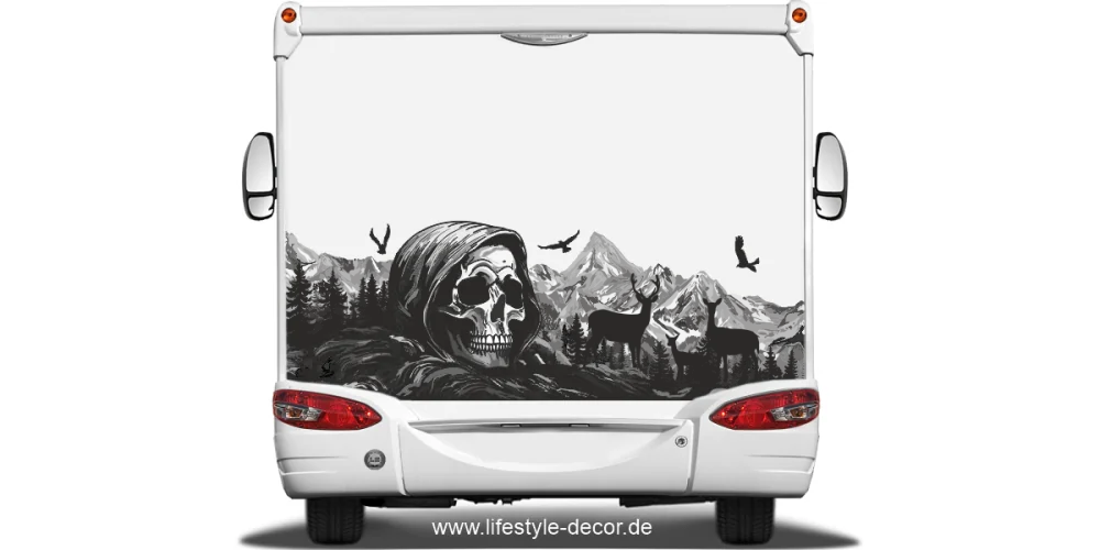 Autoaufkleber Mystisches Gebirge mit Totenkopf auf Heck von Wohnwagen oder Wohnmobil