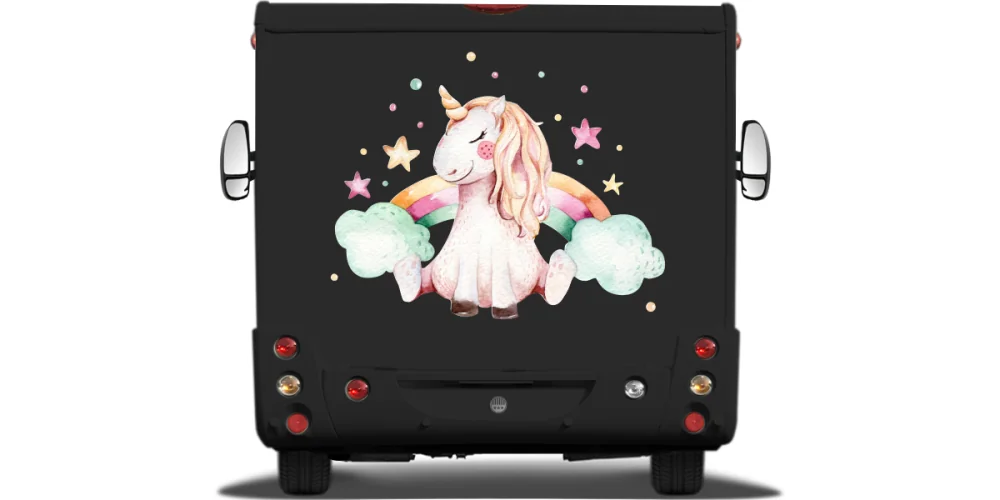 Autoaufkleber mit niedlichem Einhorn auf Heck von dunklem Wohnmobil oder Wohnwagen