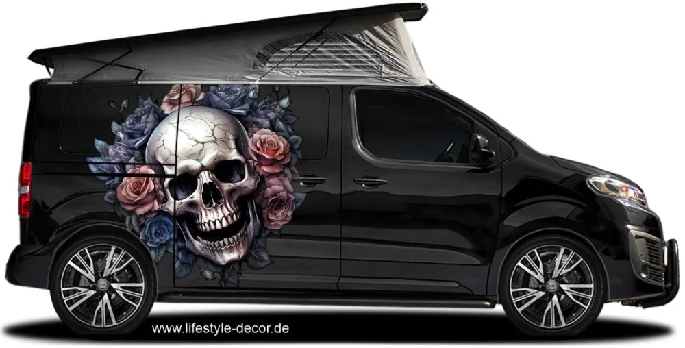 Autoaufkleber Totenkopf mit Blüten auf dunklem Van