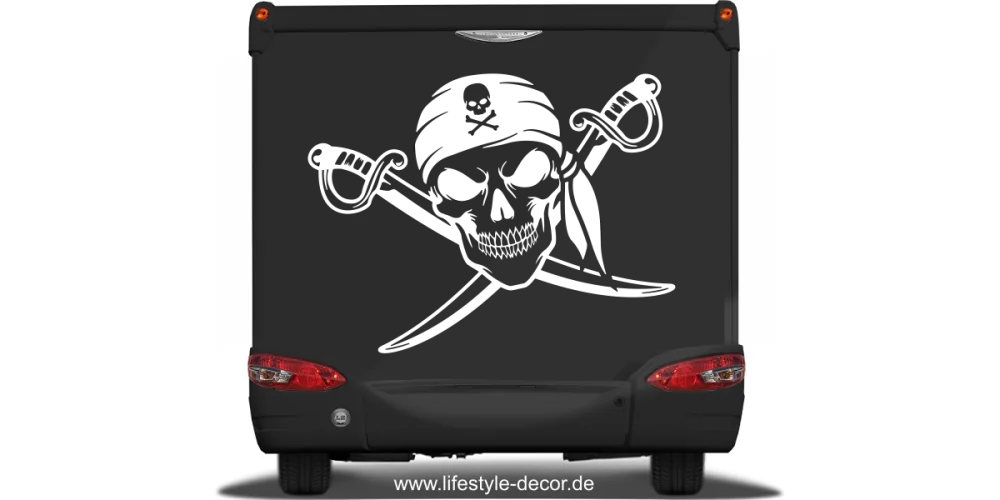Autoaufkleber Totenkopf mit gekreuzten Säbel auf dunklem Heck - Ansicht Farbauswahl