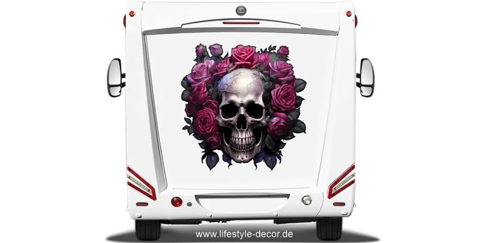 Autoaufkleber Totenkopf mit Rosen auf hellem Wohnmobil Heck