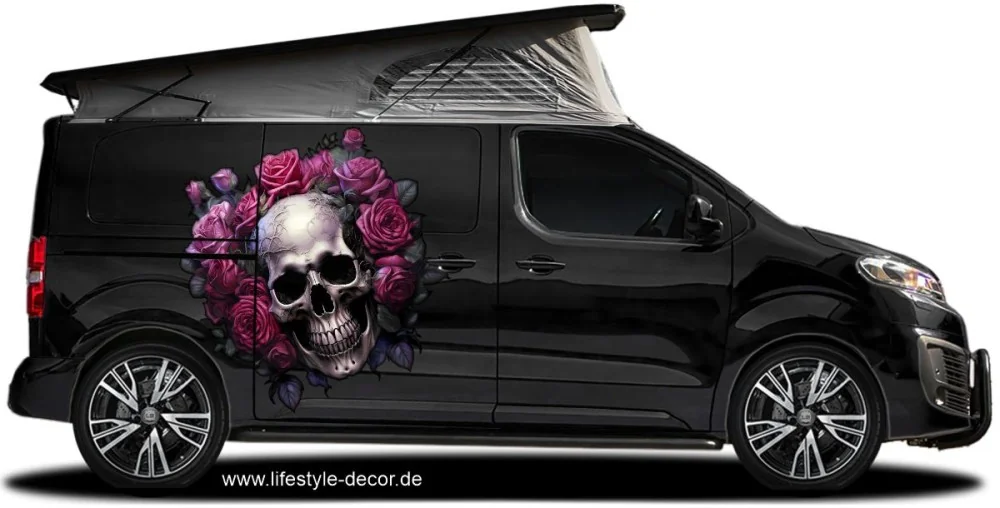 Autoaufkleber Totenkopf mit Rosen auf dunklem Van