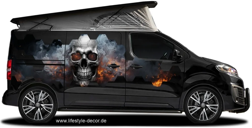 Autodekor Totenkopf in Flammen auf dunklem Van