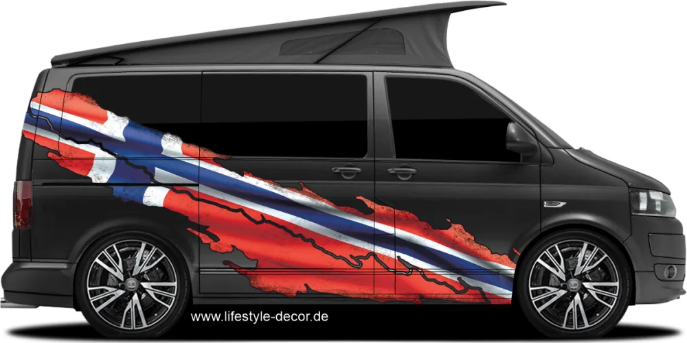 Autosticker Flagge Norwegens auf Fahrzeugseite von dunklem Campervan