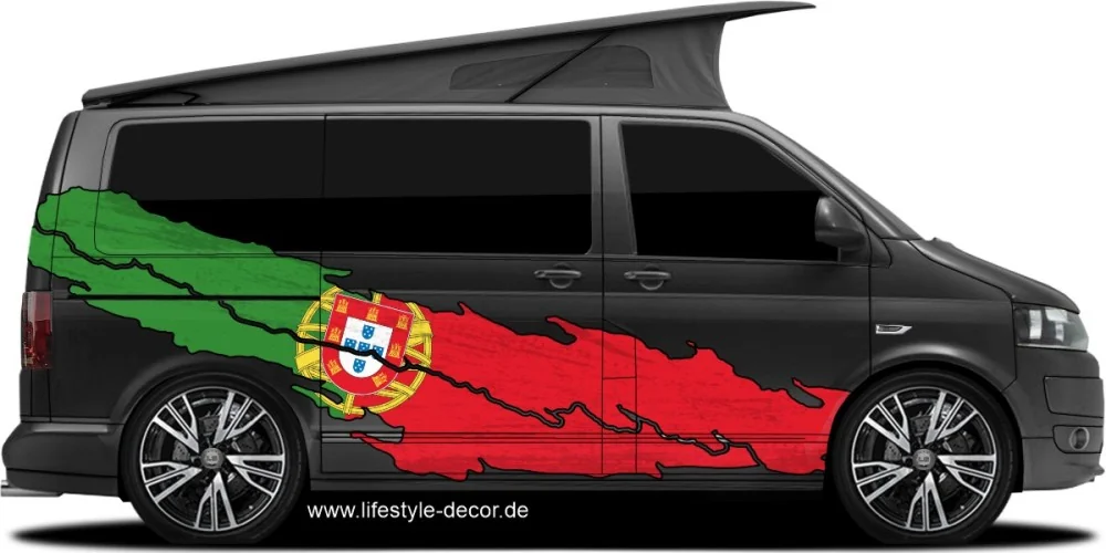 Portugiesische Flagge als Aufkleber auf dunklem Van