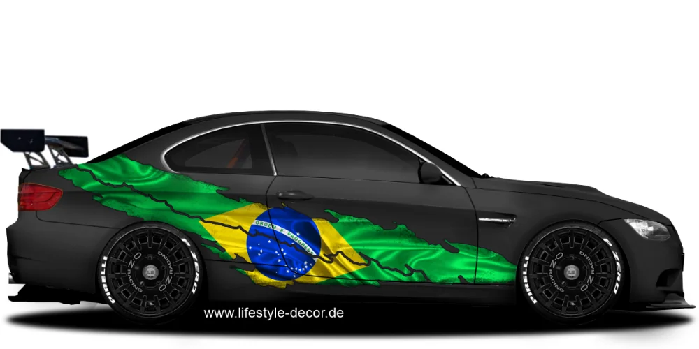 Autoaufkleber mit der Fahne von Brasilien auf Fahrzeugseite von dunklem Auto