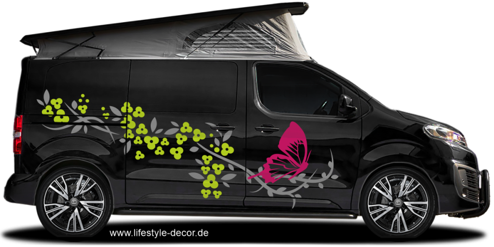 Buntes Autotattoo Blütenzauber mit Falter auf dunklem Campervan Buntes Autotattoo Blütenzauber mit Falter auf dunklem Campervan