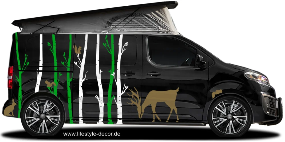 Camper Aufkleber Tiere im Birkenwald auf dunkelem Campervan Camper Aufkleber Tiere im Birkenwald auf dunkelem Campervan