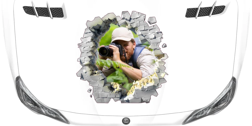 Eigenes Foto als Autofolie Loch in der Wand auf heller Motorhaube eines PKWs Eigenes Foto als Autofolie Loch in der Wand auf heller Motorhaube eines PKWs