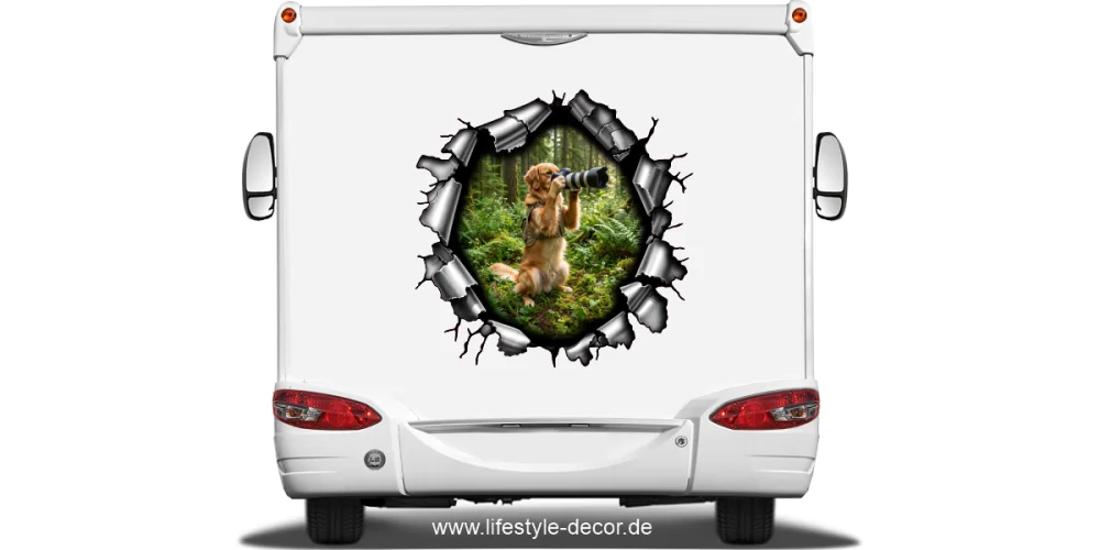 Eigenes Foto als Hundeaufkleber Metallloch auf hellem Heck eines Wohnmobils