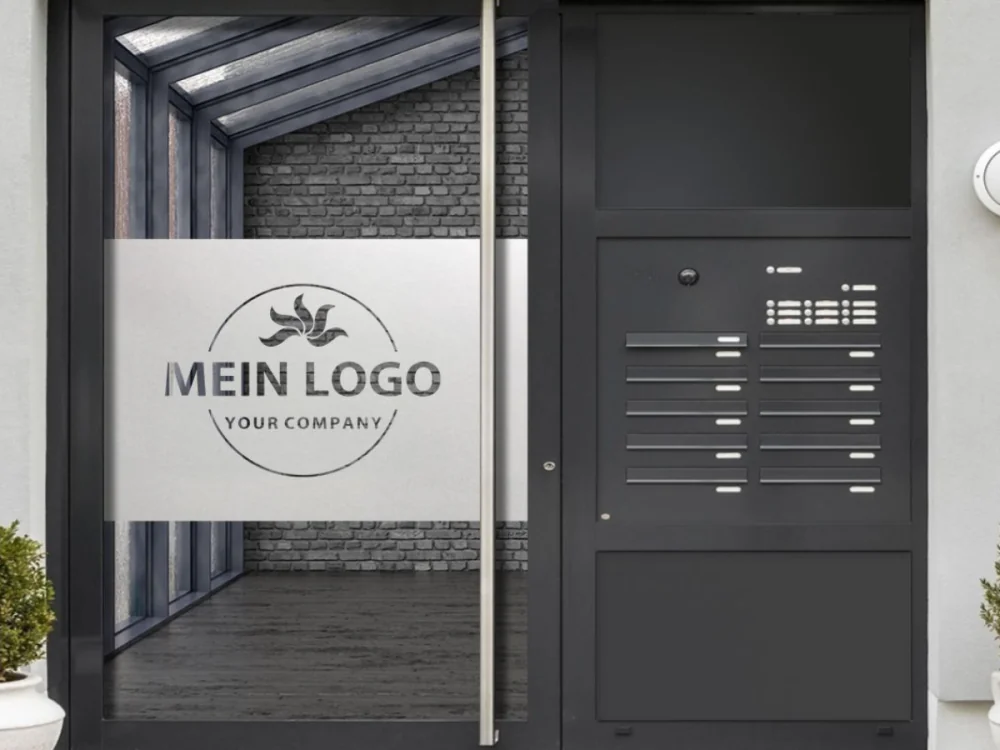 Sichtschutz Milchglasfolie Firmenlogo - Beispielbild auf Eingangstür