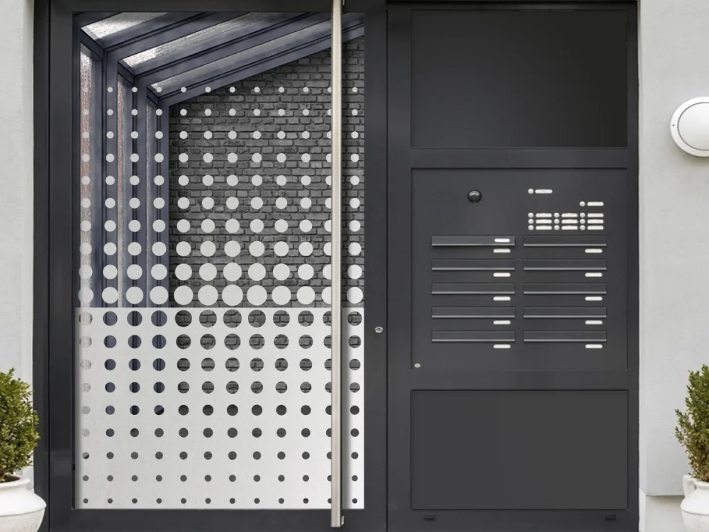 Exclusive Fensterfolie mit Form aus Kreisen auf Haustür