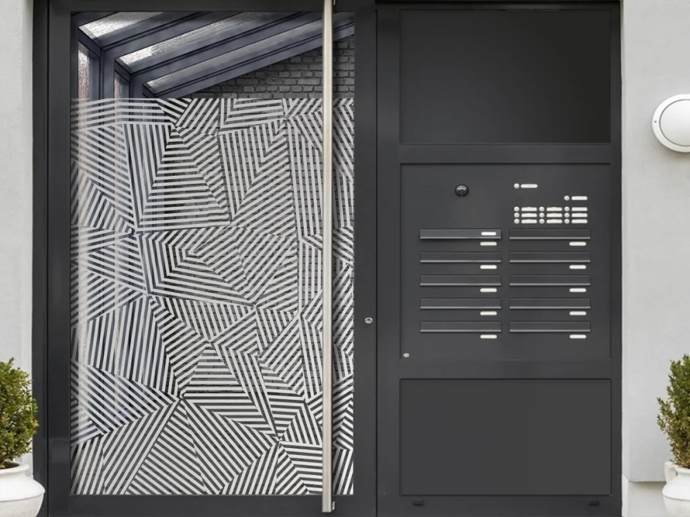 Fensterfolie Linienmosaik auf Haustür