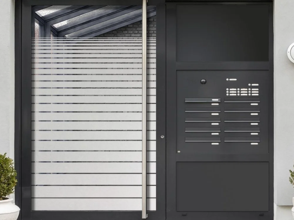 Fensterfolie Streifen Verlauf auf Haustür