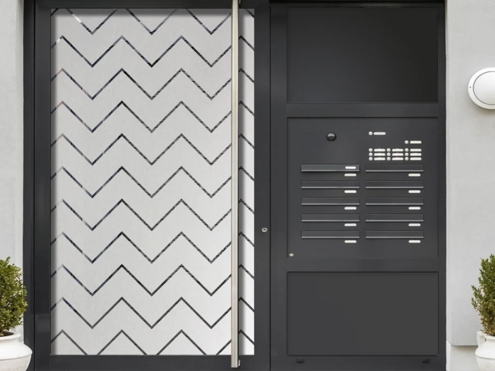 Fensterfolie Zickzackmuster 10/1 auf Haustür