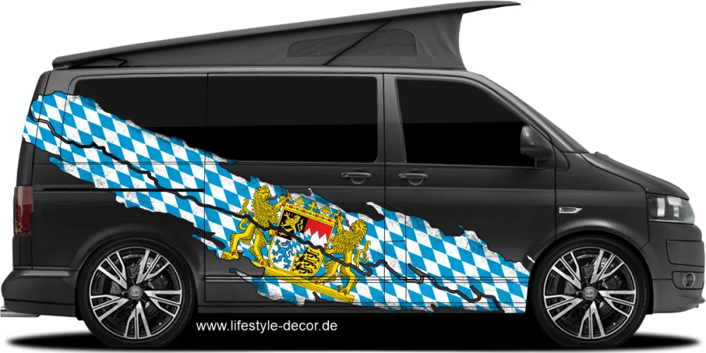 Flagge Bayern als Autoaufkleber auf Fahrzeugseite von dunklem Campervan