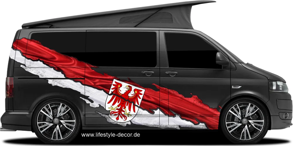 Autoaufkleber Flagge von Brandenburg auf Fahrzeugseite von dunklem Campervan