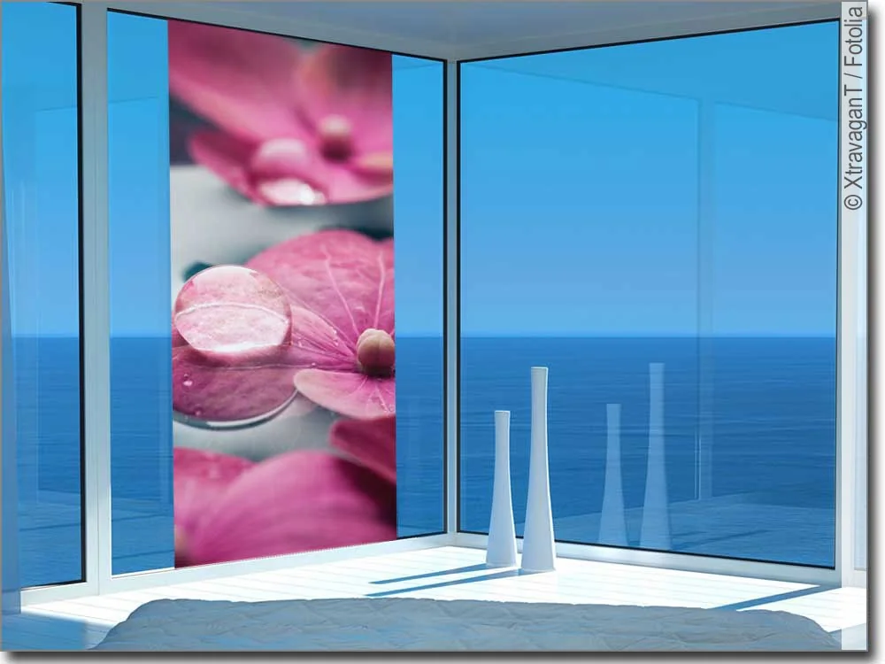 Fensterbild mit pinken Blüten