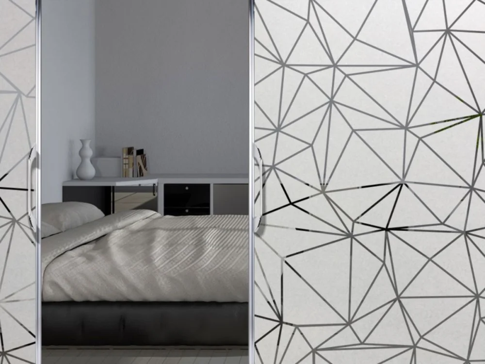 Glastür Milchglasfolie Polygonnetz auf Schiebetür