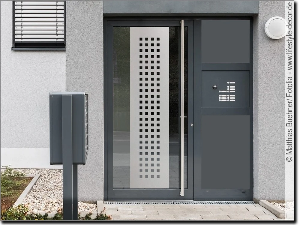 Glastür Milchglasfolie Quadrate auf Eingangstür