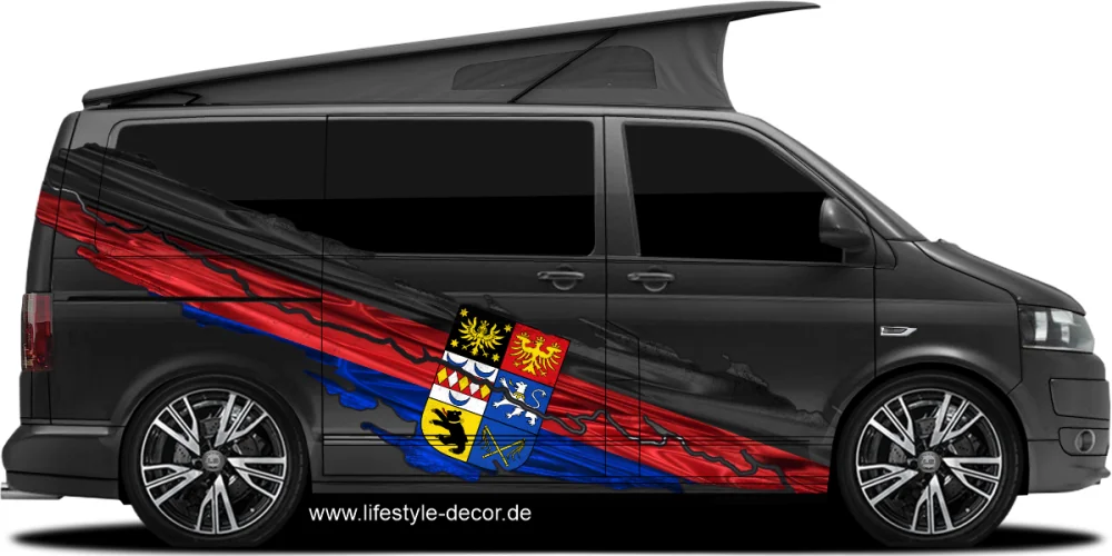 Autoaufkleber mit der Flagge von Ostfriesland auf Fahrzeugseite von dunklem Campervan