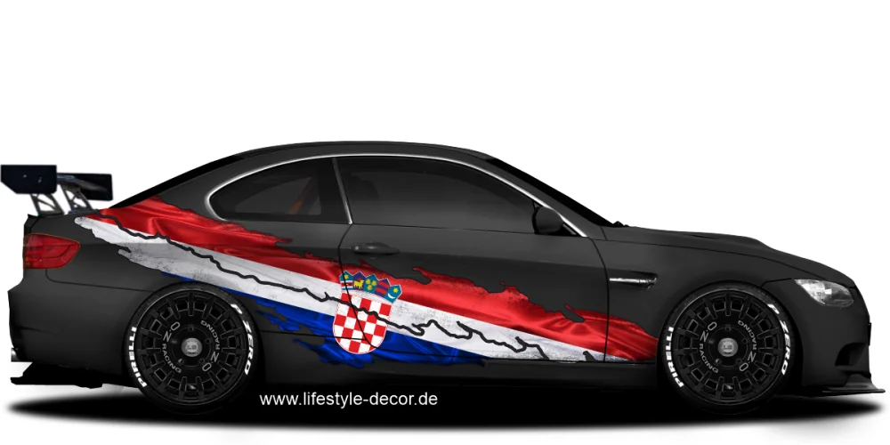 Autoaufkleber Kroatische Flagge auf Fahrzeugseite von dunklem Auto