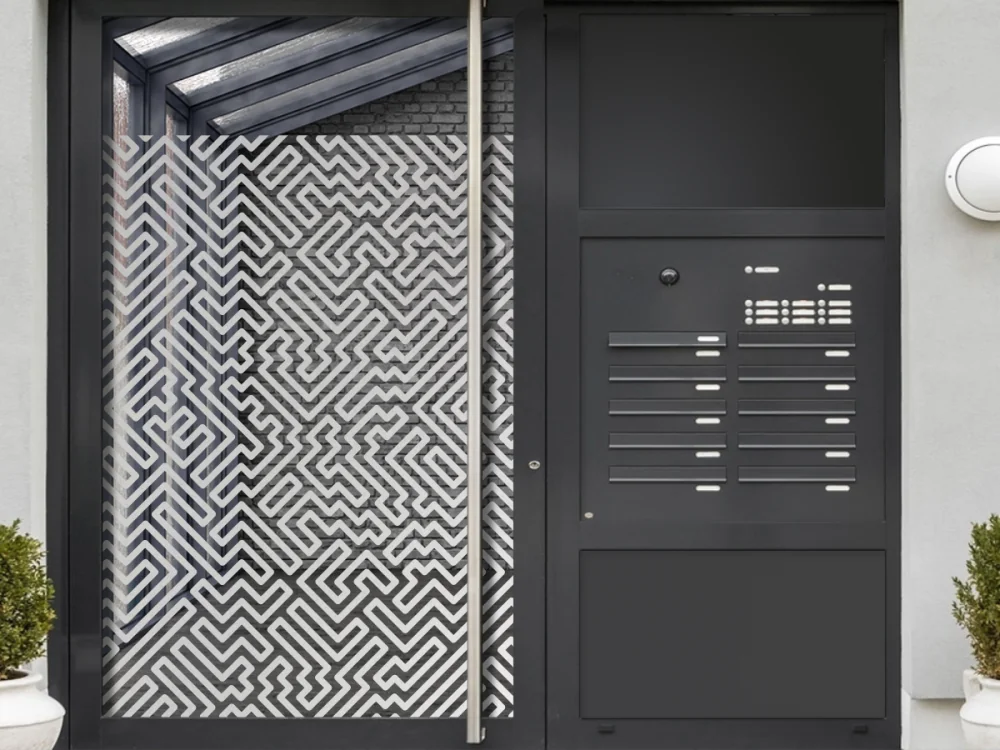 Milchglasfolie Gewerbe Labyrinth auf Eingangstür