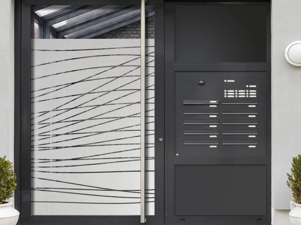 Milchglasfolie Gewerbe Streifenmuster auf Eingangstür