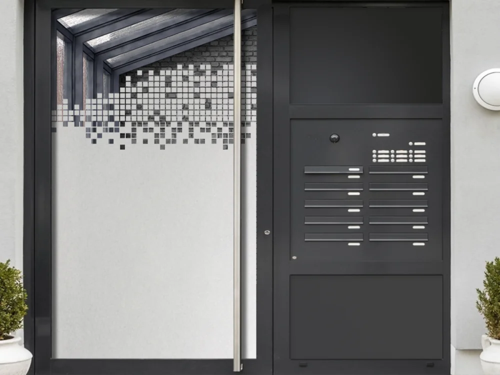 Glasfolie mit Quadraten als Sichtschutz auf Haustür