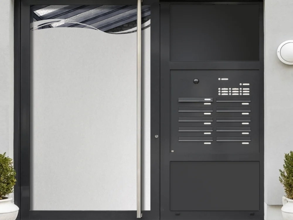 Moderner Sichtschutz auf Haustür