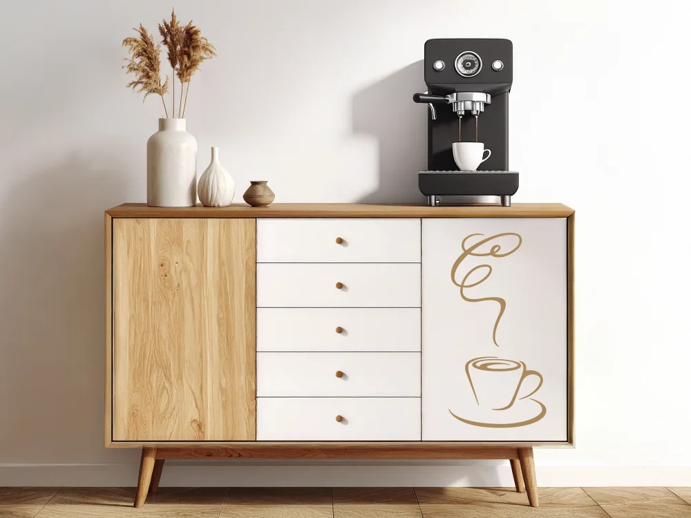 Möbeltattoo mit stilvoller Kaffeetasse