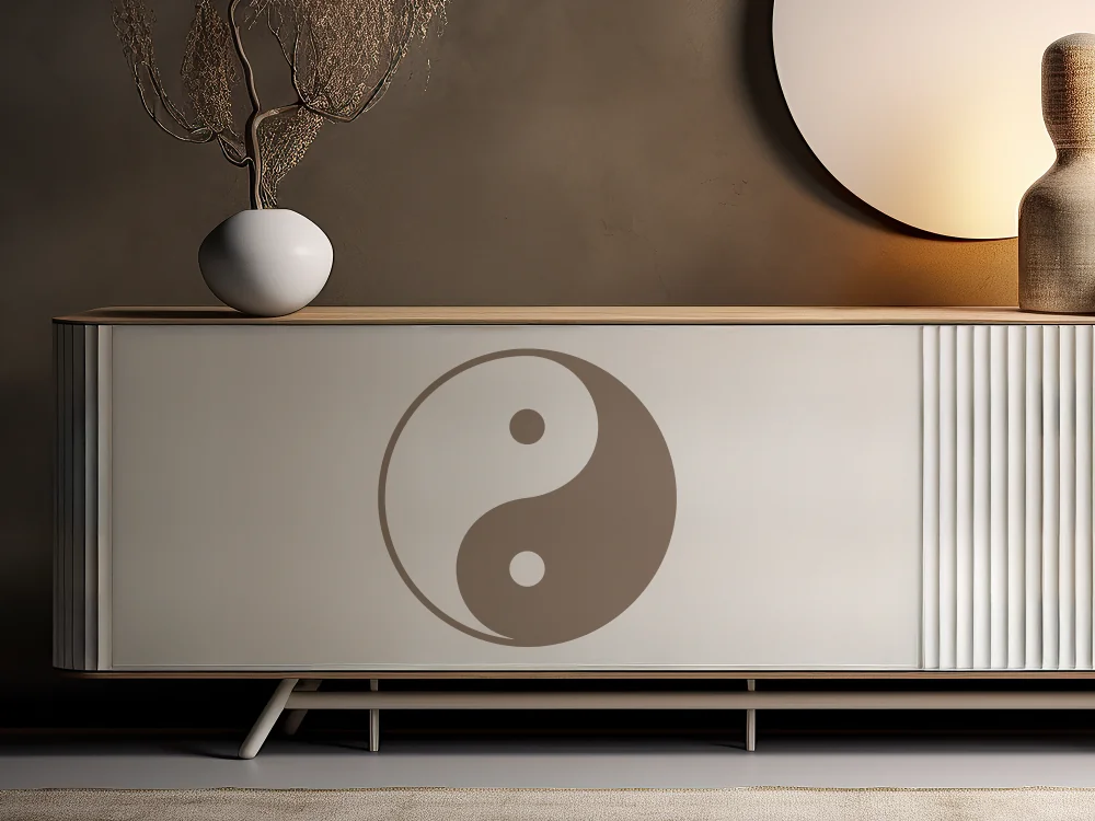 Möbeltattoo mit Yin und Yang Motiv