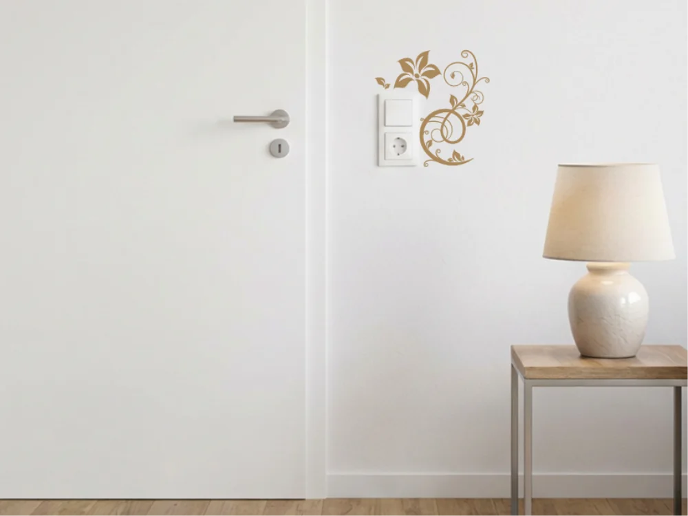 Steckdosentattoo mit floralem Motiv