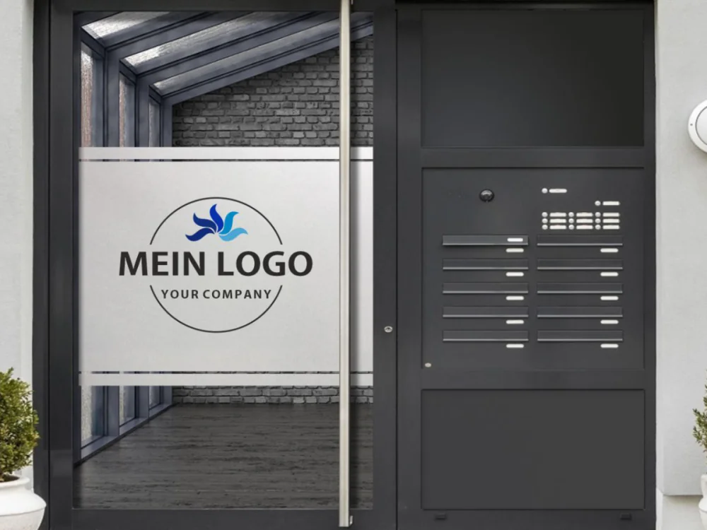 Milchglasfolie mit zwei Streifen Firmenlogo gedruckt auf Eingangstür
