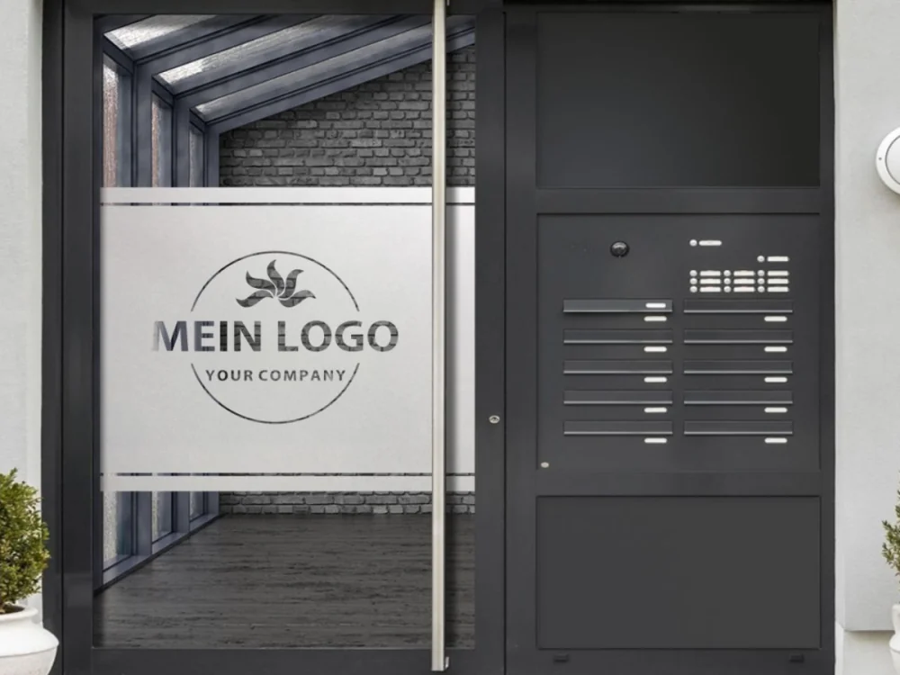 Sichtschutz Milchglasfolie mit zwei Streifen und Logo auf Eingangstür