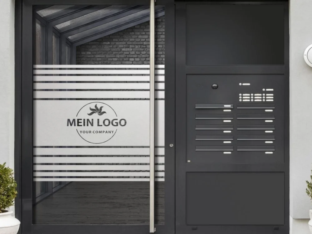 Sichtschutz mit Streifen und Firmenlogo auf Eingangstür