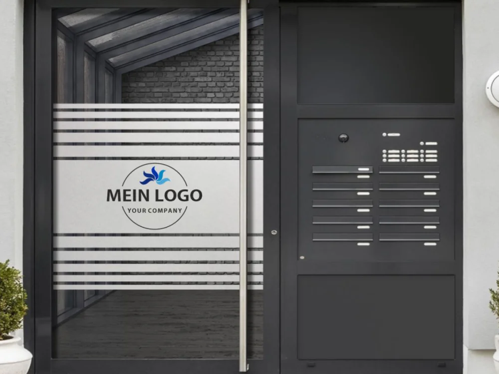 Sichtschutzfolie Streifen Firmenlogo gedruckt auf Eingangstür