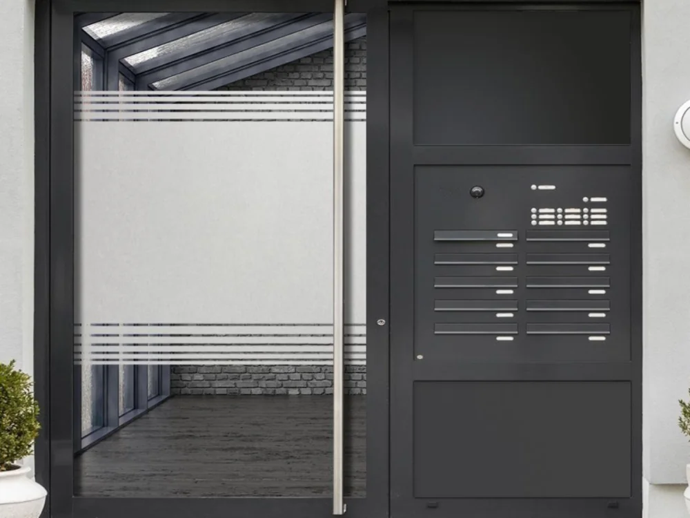 Fensterfolie mit Streifen auf Haustür